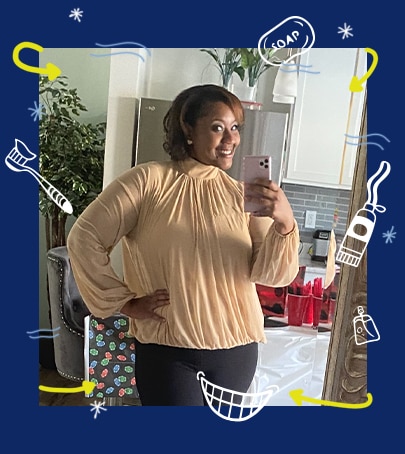 Eine Frau lächelt bei einem Selfie in die Kamera