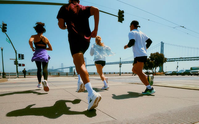 groupe d'hommes et de femmes qui courent avec les chaussures de running Brooks Glycerin Max 2