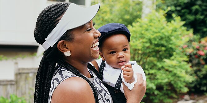 Olu tenant son enfant dans ses bras