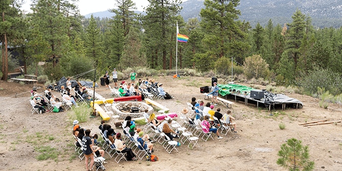 Groupe de campeurs et campeuses en forêt