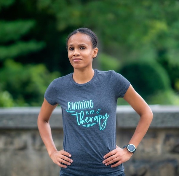 Tonya Russell avec ses mains sur ses hanches