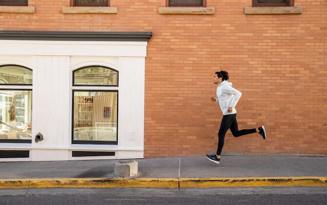 Coureur devant un mur de briques