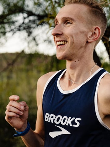 Adam Dalton court dans une camisole Brooks