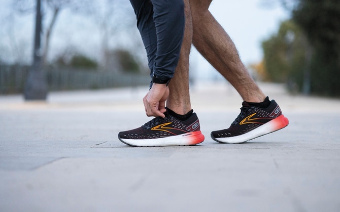 Un runner lace ses chaussures avant un run.