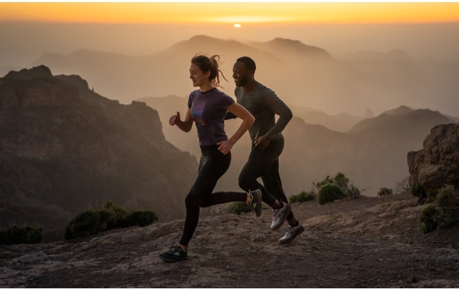 Due runner che corrono in montagna