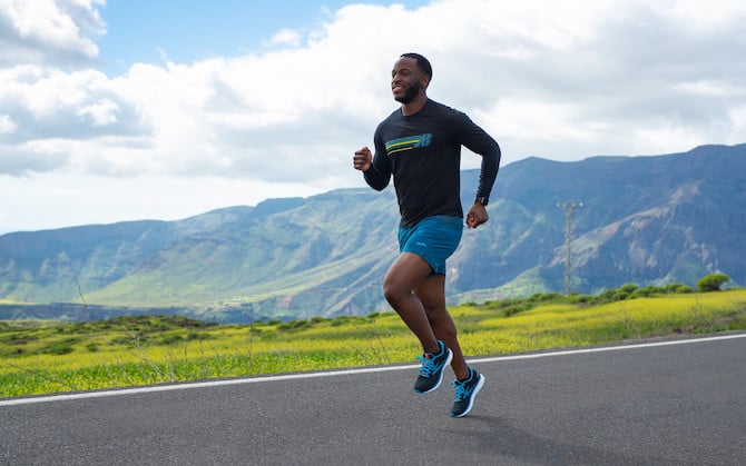 Homme courant sur une route