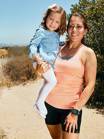 Anel avec son enfant sur sa hanche