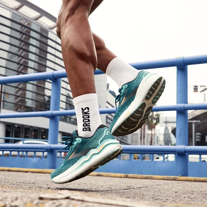 A zoomed in product shot of the running shoe Ghost Max.