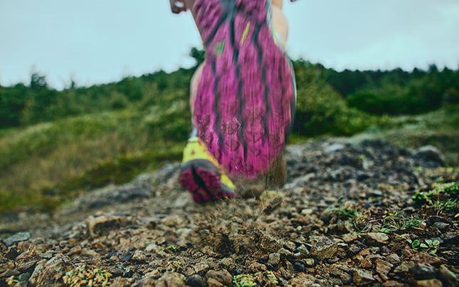 active close-up shot of the bottom of the Brooks Cascadia 19 while running on a rocky trail