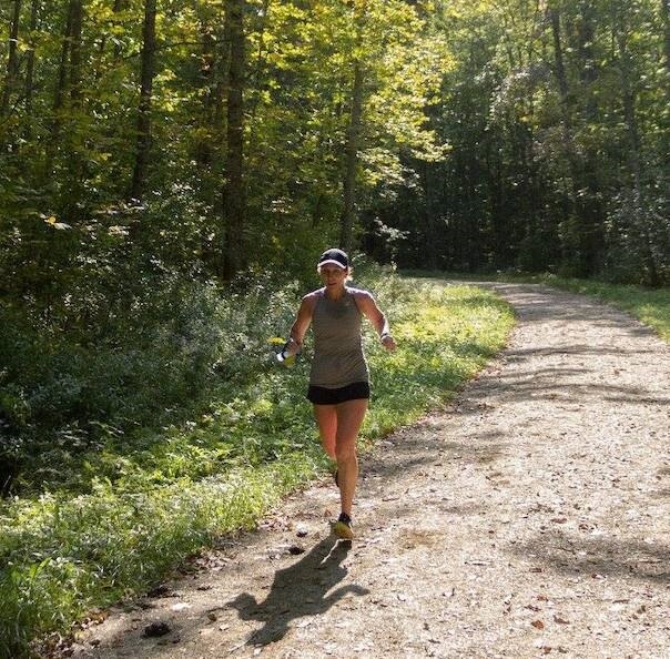 Amanda Loudin en train de courir dans une forêt
