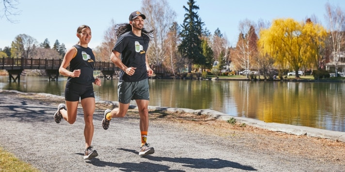 2 coureurs qui courent près d’une rivière