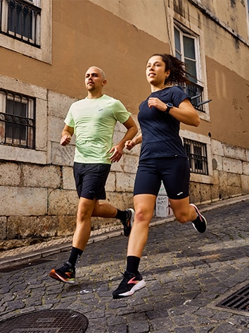 Totalaufnahme einer Frau und eines Mannes, die die neuen Ghost 16 Laufschuhe von Brooks Running tragen