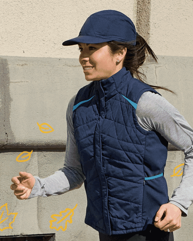 Femme courant avec un chapeau thermique shield