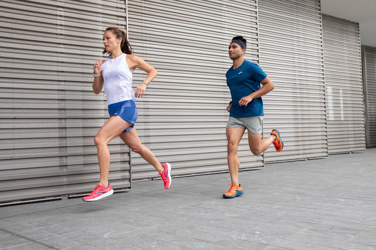 Dos modelos con ropa y zapatillas para correr de Brooks