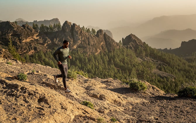 un coureur au sommet d’une montagne