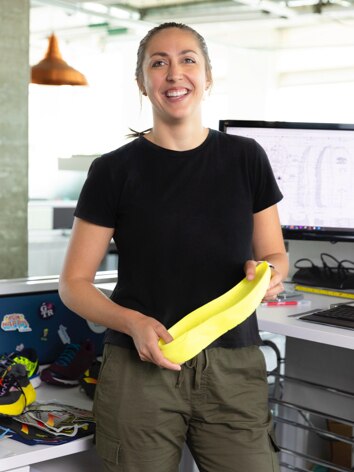 Femme tenant une semelle de chaussure