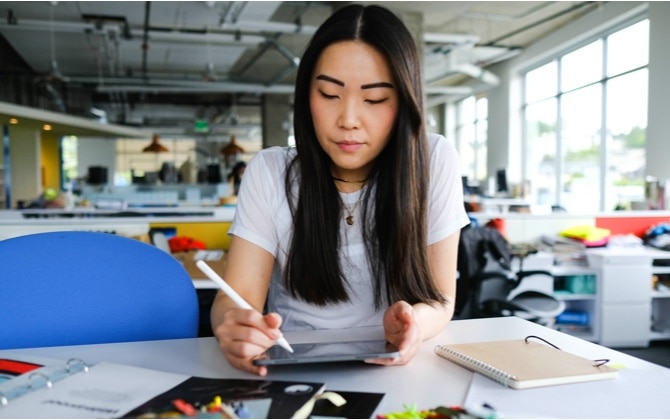 La designer Tina Hsu en train de dessiner