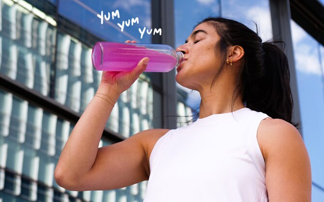 Femmes qui boivent un liquide rose