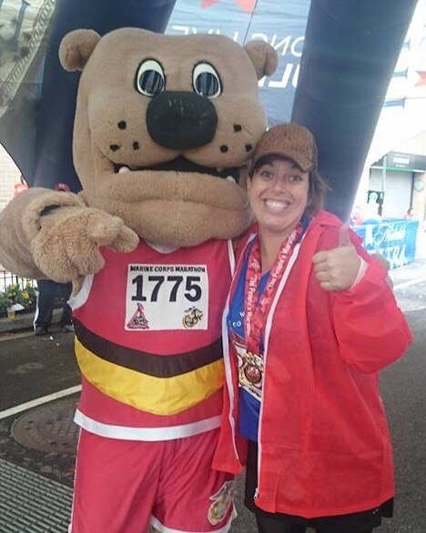 mascotte avec coureur de marathon