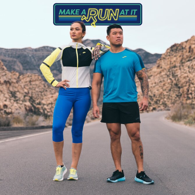 Zwei Läufer*innen posieren auf einer Wüstenstraße