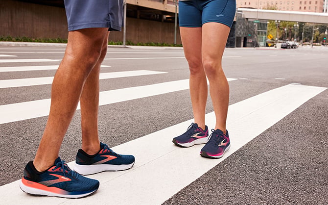 Des coureurs et coureuses portant la Ghost 16 sur un passage piétonnier