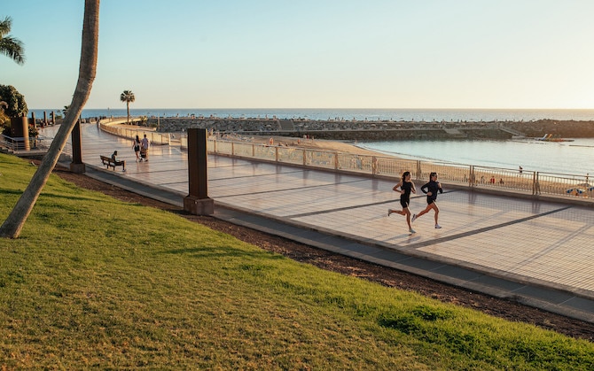 Des coureurs sur une promenade