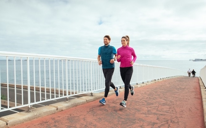 Deux coureurs souriants