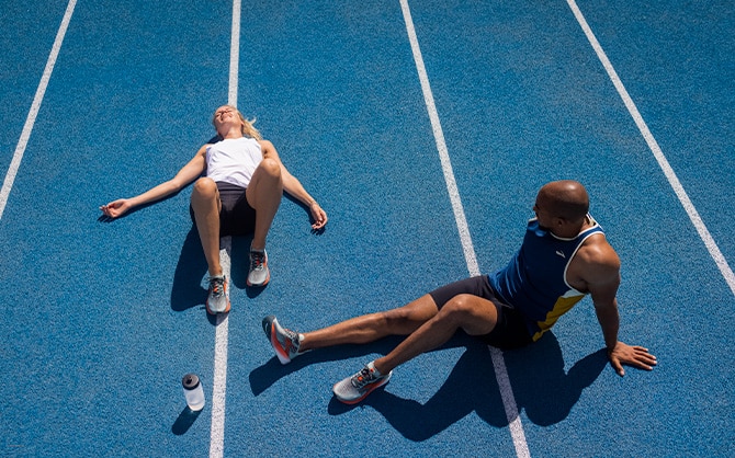 Coureurs couchés sur une piste après la course