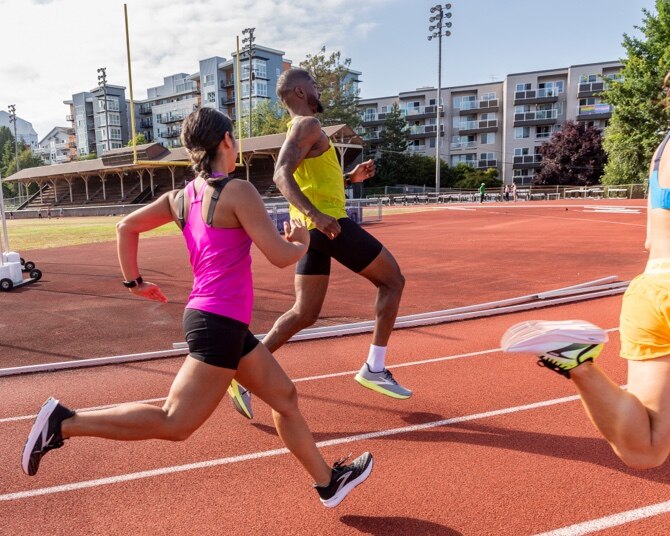 Un groupe de coureurs sur une piste, faisant un sprint