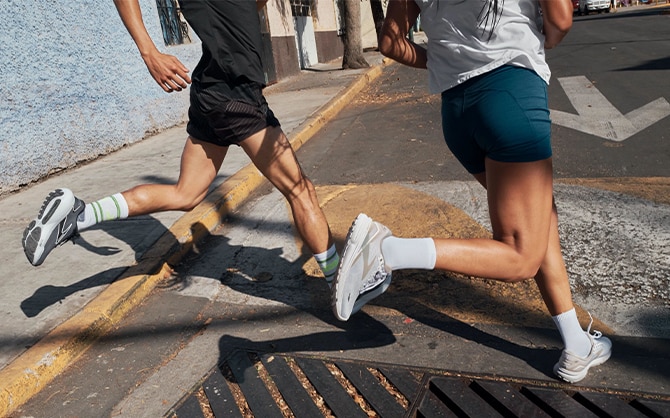 Deux coureurs dans un paysage urbain avec des Ghost 15 et des Glycerin 21 aux pieds