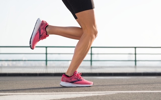 Vue latérale du coureur avec des chaussures roses