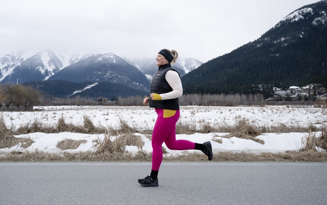 Una persona corriendo en invierno con ropa de running abrigada.