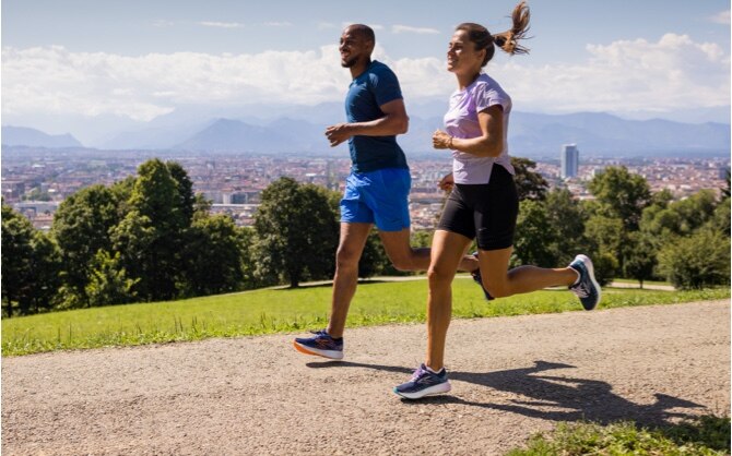 Deux runners courant dans un parc ensoleillé