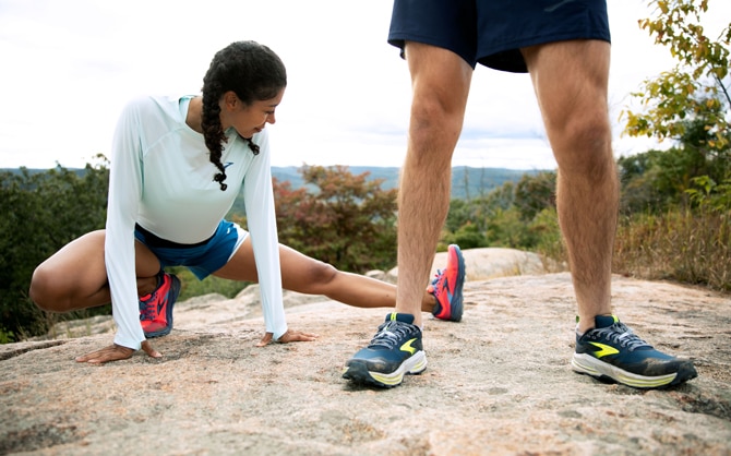 Due runner si siedono a terra e si riposano dopo una maratona.