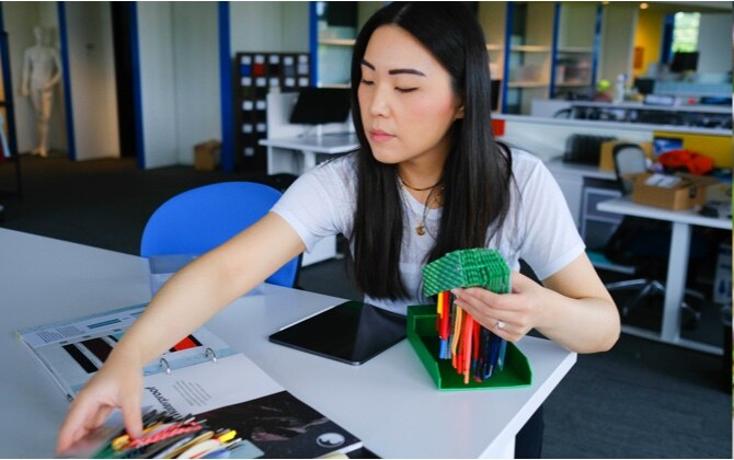 La stilista Tina Hsu mentre è al lavoro con tessuti differenti