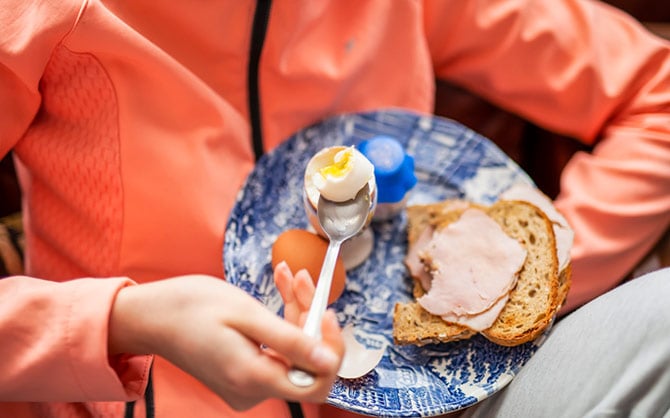 Assiette avec un œuf sur pain grillé