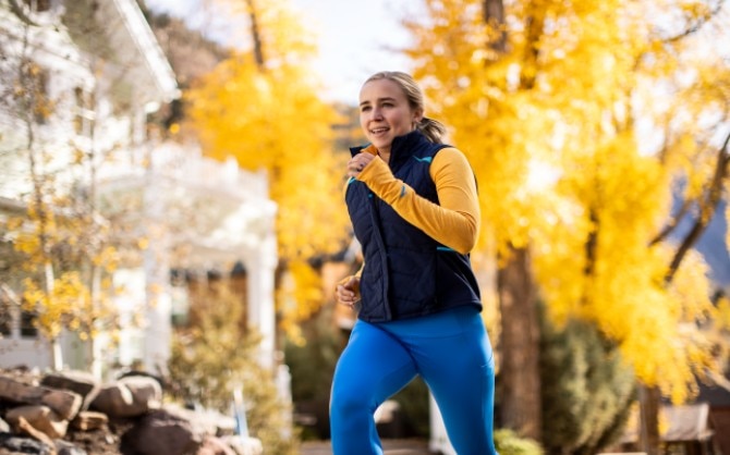 Courir avec des feuilles jaunes