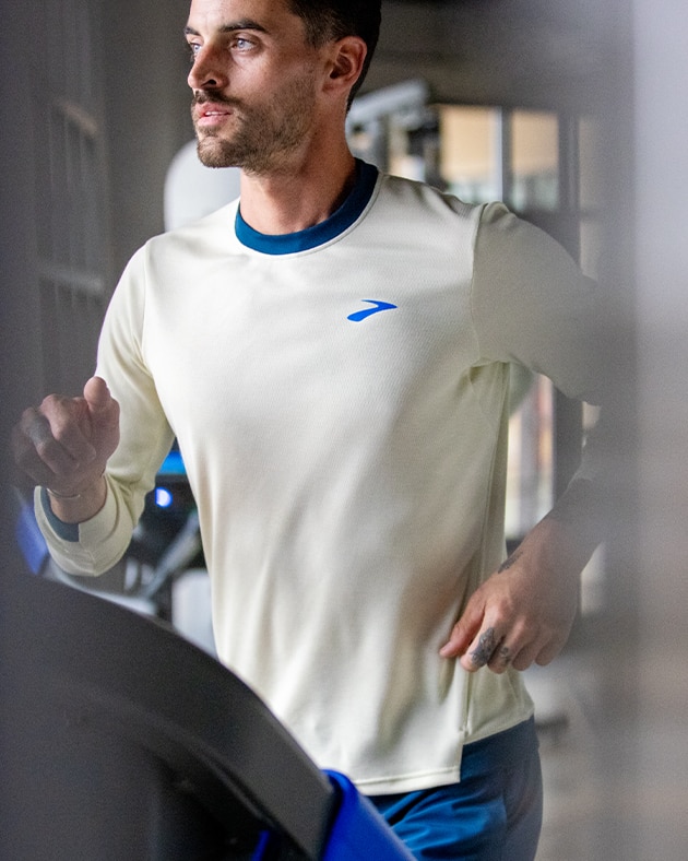 Seitenansicht eines Mannes, der auf einem Laufband trainiert