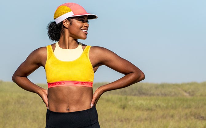 Femmes portant une brassière de course à mailles Drive