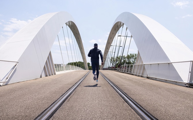 Ein*e Läufer*in bei der Vorbereitung auf einen Marathon mit dem Ziel, die eigene Durchschnittszeit zu laufen