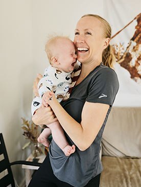 Ladia tenant son bébé dans ses bras