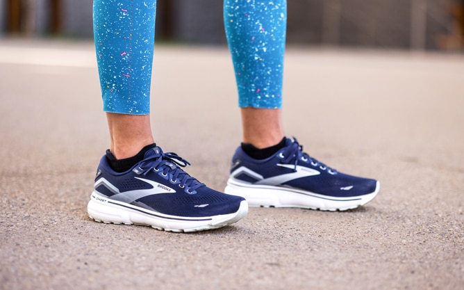 Zijaanzicht van hardloper met blauwe schoenen