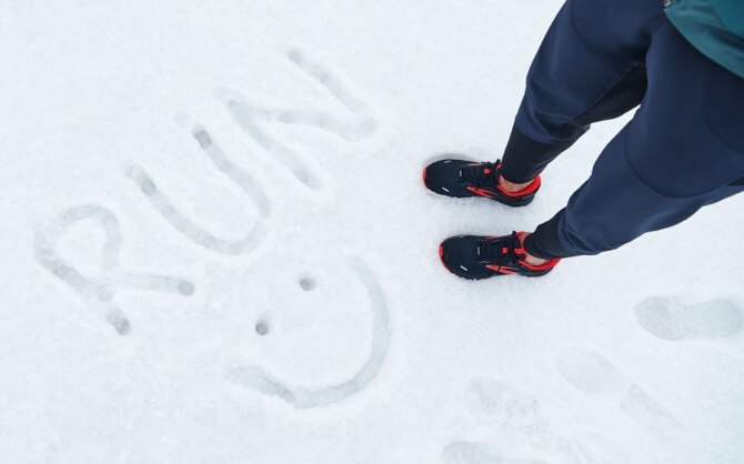 Das Wort „run“ im Schnee geschrieben