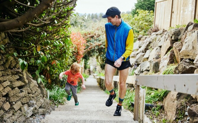 Ben regardant son fils monter les escaliers