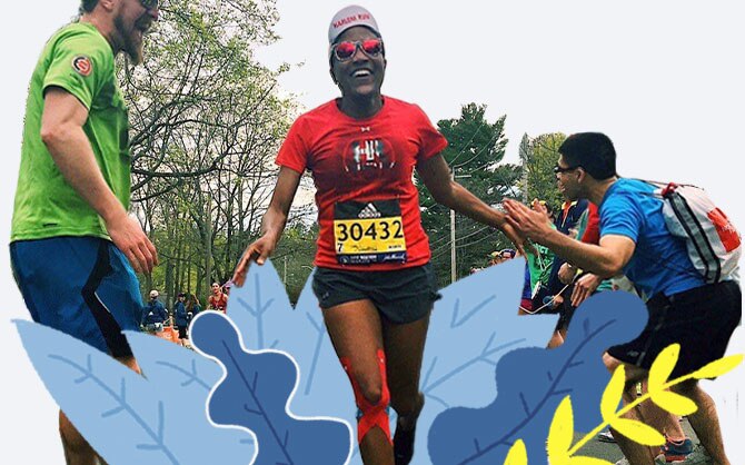 Alison Mariella Désir corriendo en la maratón de Boston en 2021