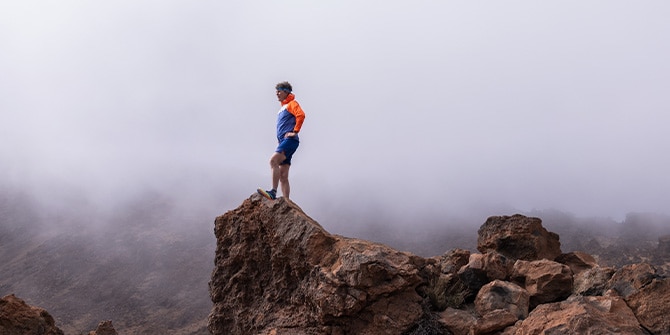 Scott Jurek staat op een rots tijdens een trailrun.