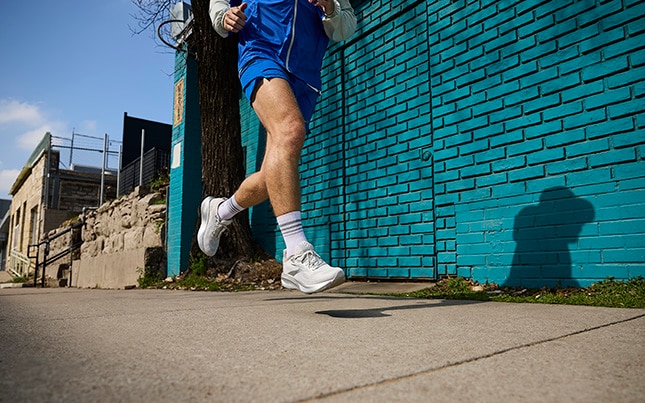 homme qui court avec les chaussures de course Adrenaline GTS 25 de Brooks aux pieds