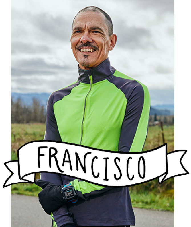 Francisco sourit à la caméra