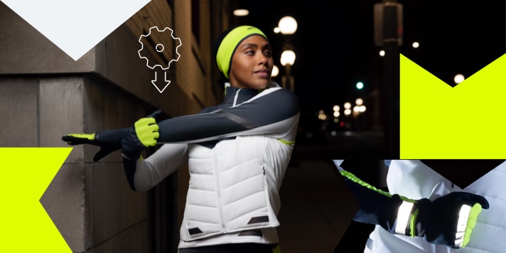 Twee hardlopers doen stretches in het donker