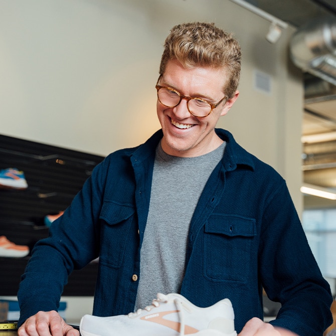 Josh souriant à une chaussure